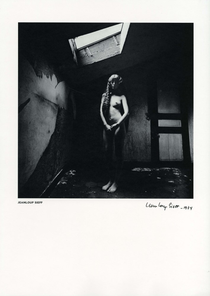 Lot #190: JEANLOUP SIEFF - Femme nue dans un endroit sombre - Vintage photogravure