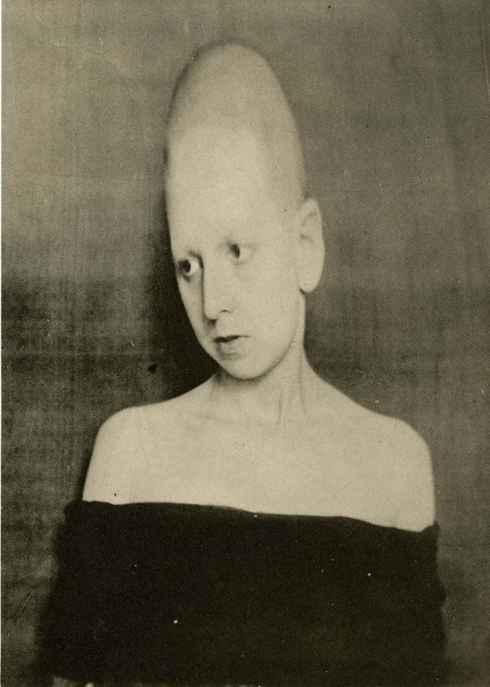 Lot #799: CLAUDE CAHUN - Autoportrait à tête allongée - Original vintage photogravure
