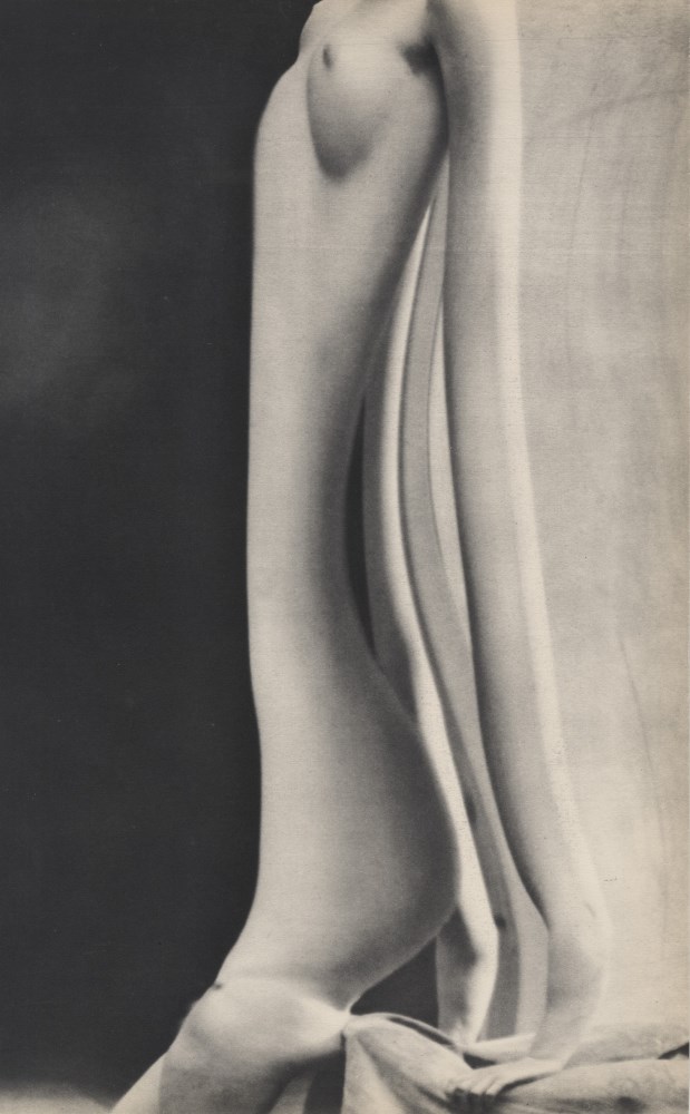 Lot #2011: ANDRE KERTESZ - Distorsion femme nue #39 - Original vintage photogravure