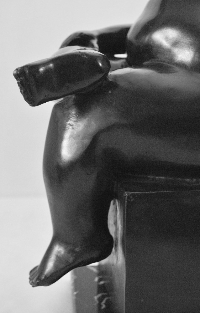 Lot #1182: FERNANDO BOTERO [impute] - Mujer desnuda sentada - Bronze sculpture with dark brown patina