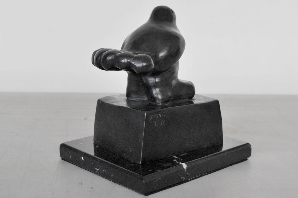 Lot #1244: FERNANDO BOTERO [impute] - Pajaro (paloma pequea) - Bronze scuplture with dark brown patina