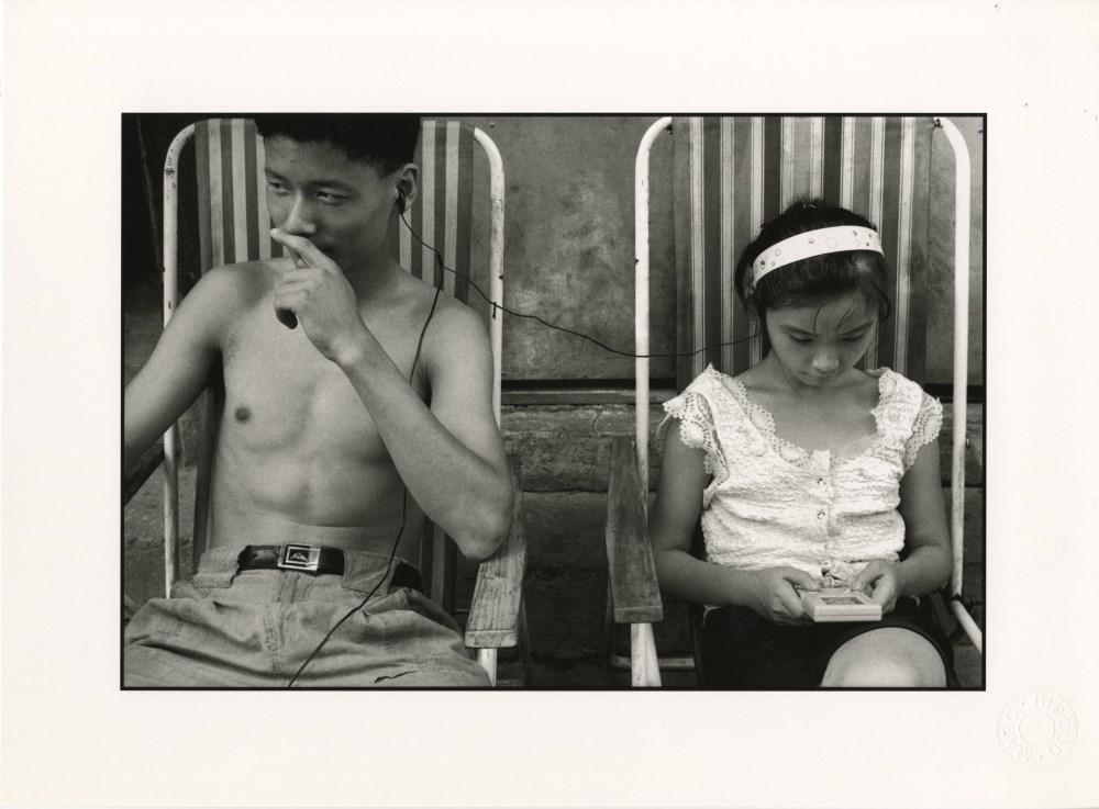 Lot #2910: MARC RIBOUD - Shanghai, ados a la mode - Original photolithograph