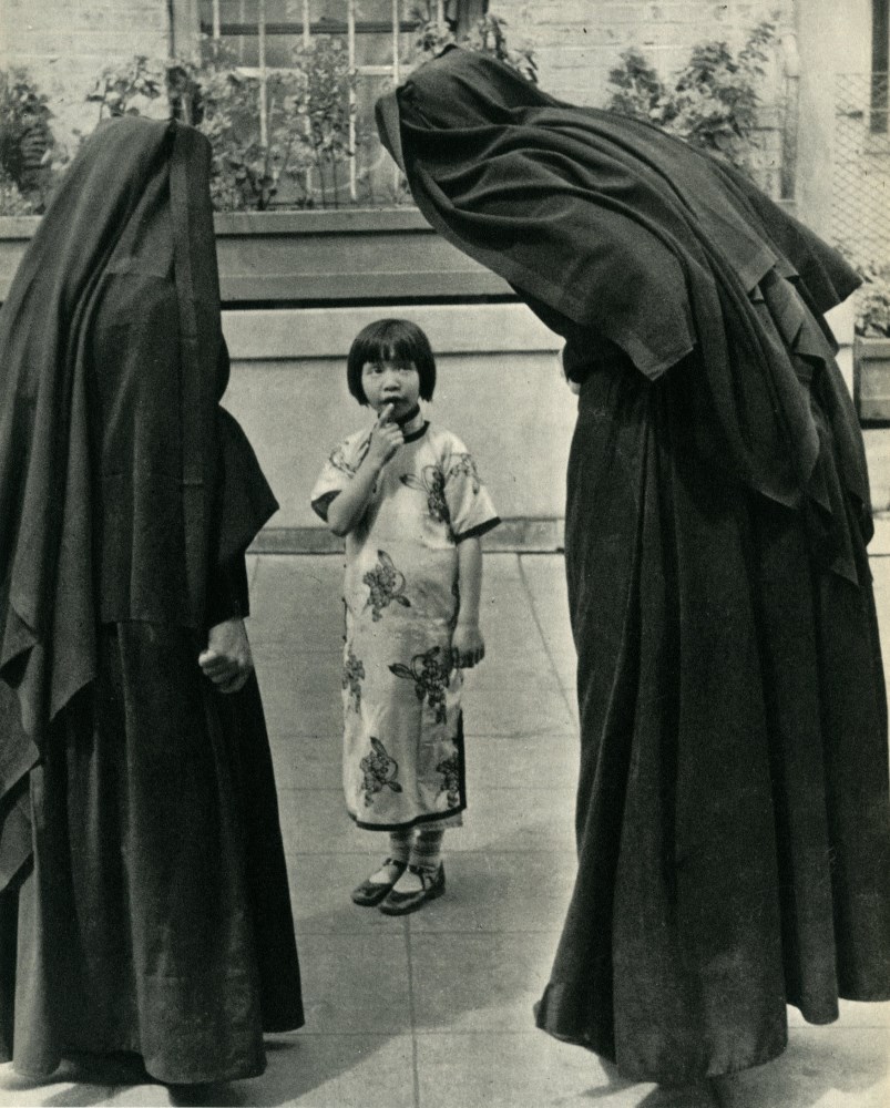 Lot #2036: ALFRED EISENSTAEDT - East Meets West - Original vintage photogravure