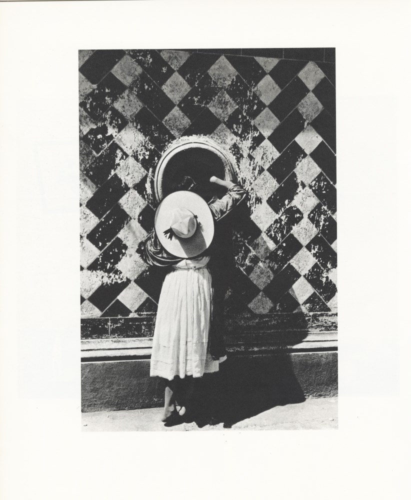 Lot #1091: MANUEL ALVAREZ BRAVO - La Hija de los Danzantes - Original photogravure