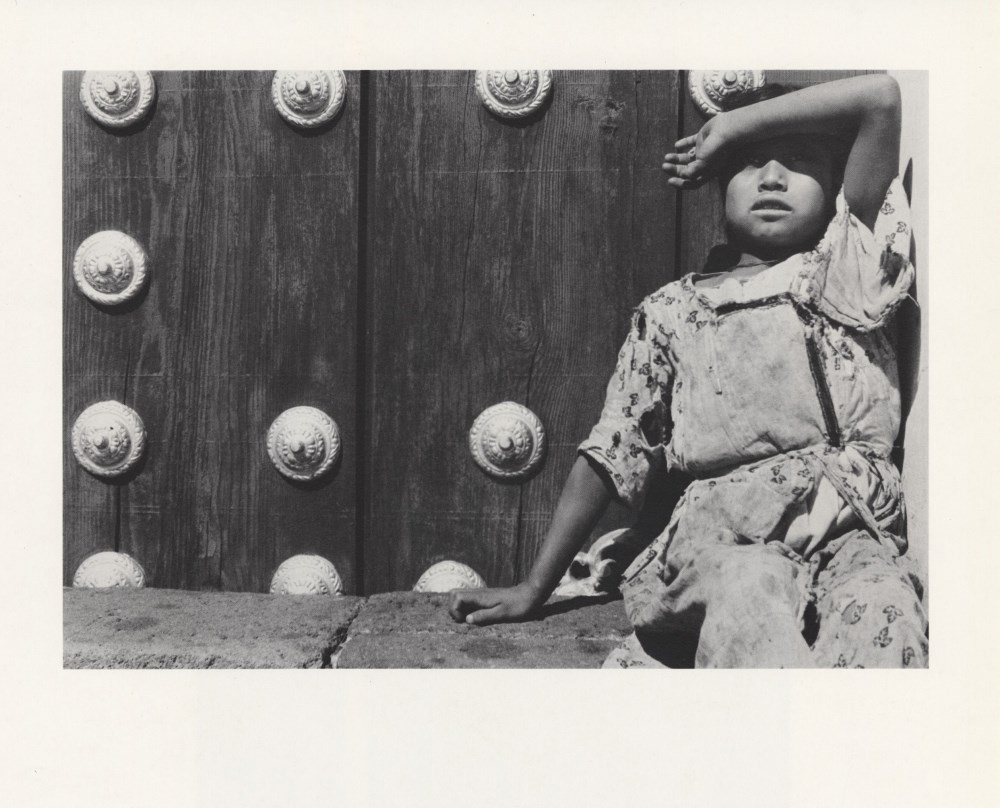 Lot #2554: MANUEL ALVAREZ BRAVO - Muchacha Viendo Pajaros - Original photogravure