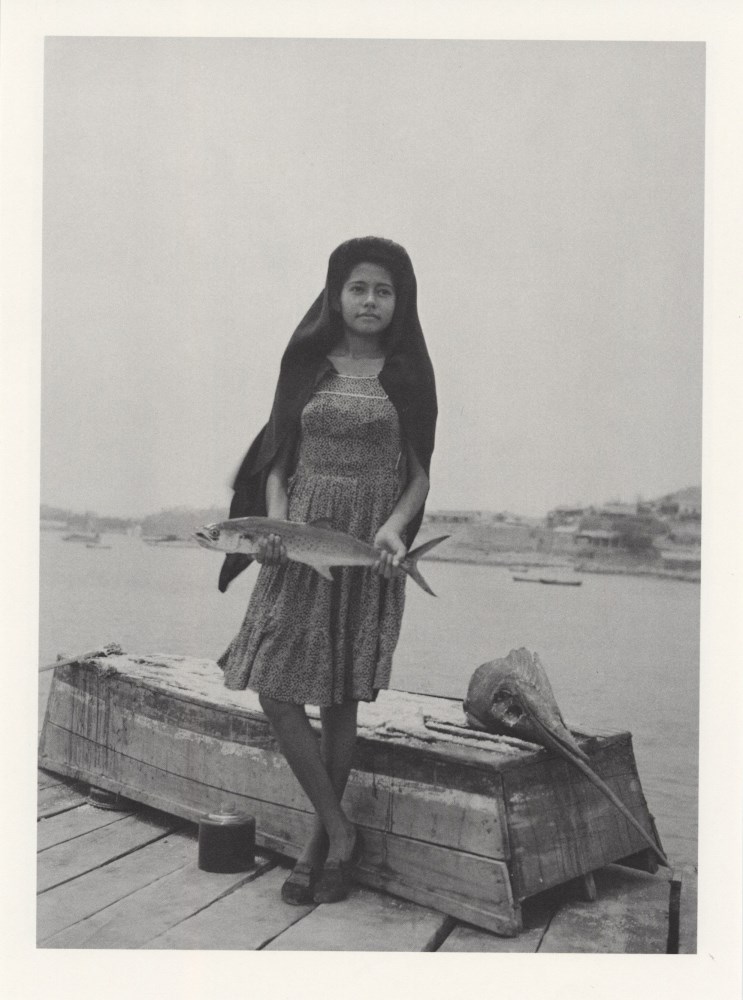 Lot #3186: MANUEL ALVAREZ BRAVO - Un Pez Se Llaman Sierra - Original photogravure