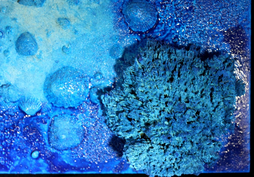 Lot #517: YVES KLEIN - Relief ponge bleu - fourmillement - Mixed media on wood panel