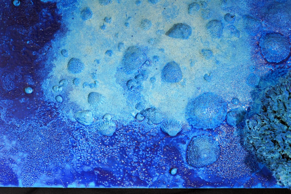 Lot #517: YVES KLEIN - Relief ponge bleu - fourmillement - Mixed media on wood panel