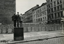 Lot #2561: HENRI CARTIER-BRESSON - Mur de Berlin - Vintage photogravure